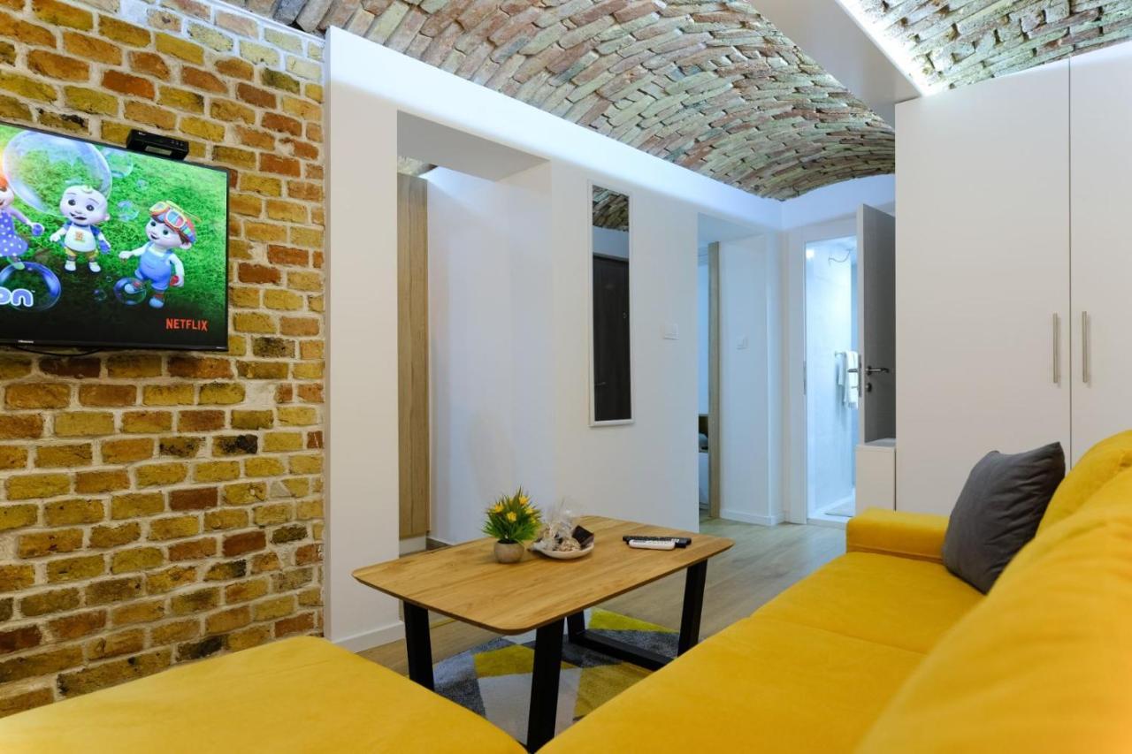 Apartment Seasons With Free Parking *