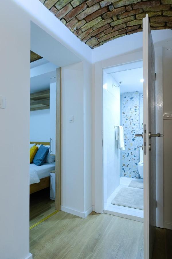 Apartment Seasons With Free Parking
