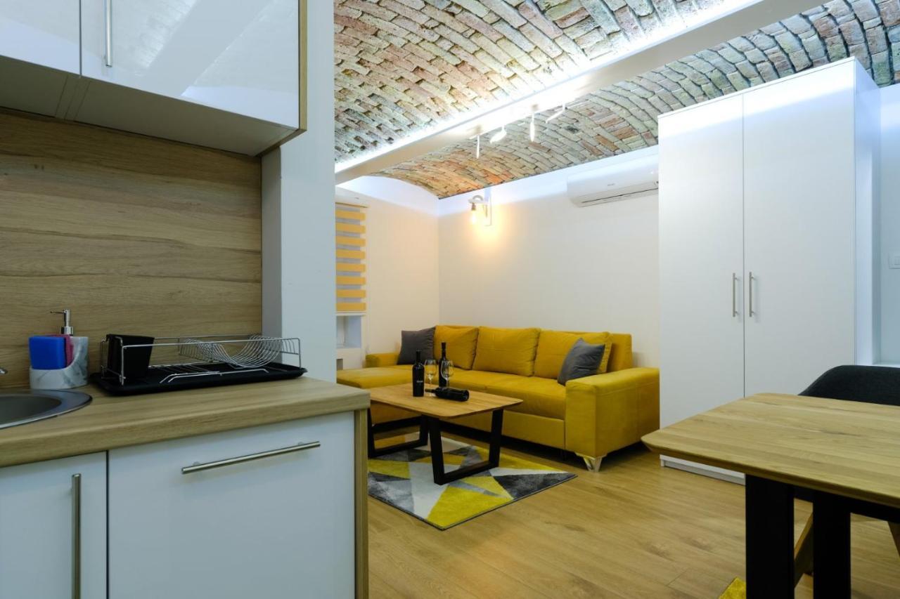 Seasons With Free Parking Apartment