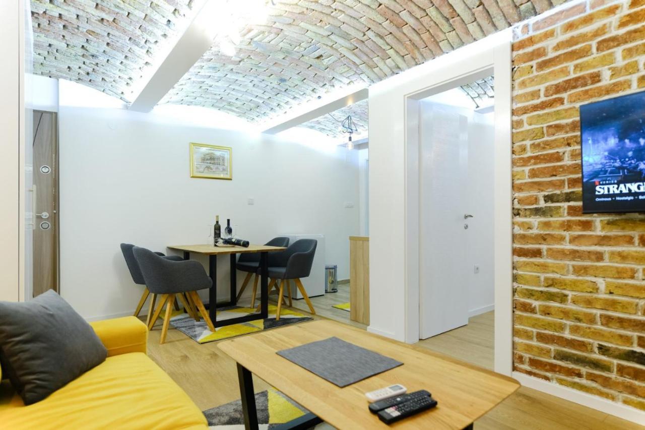 Apartment Seasons With Free Parking *